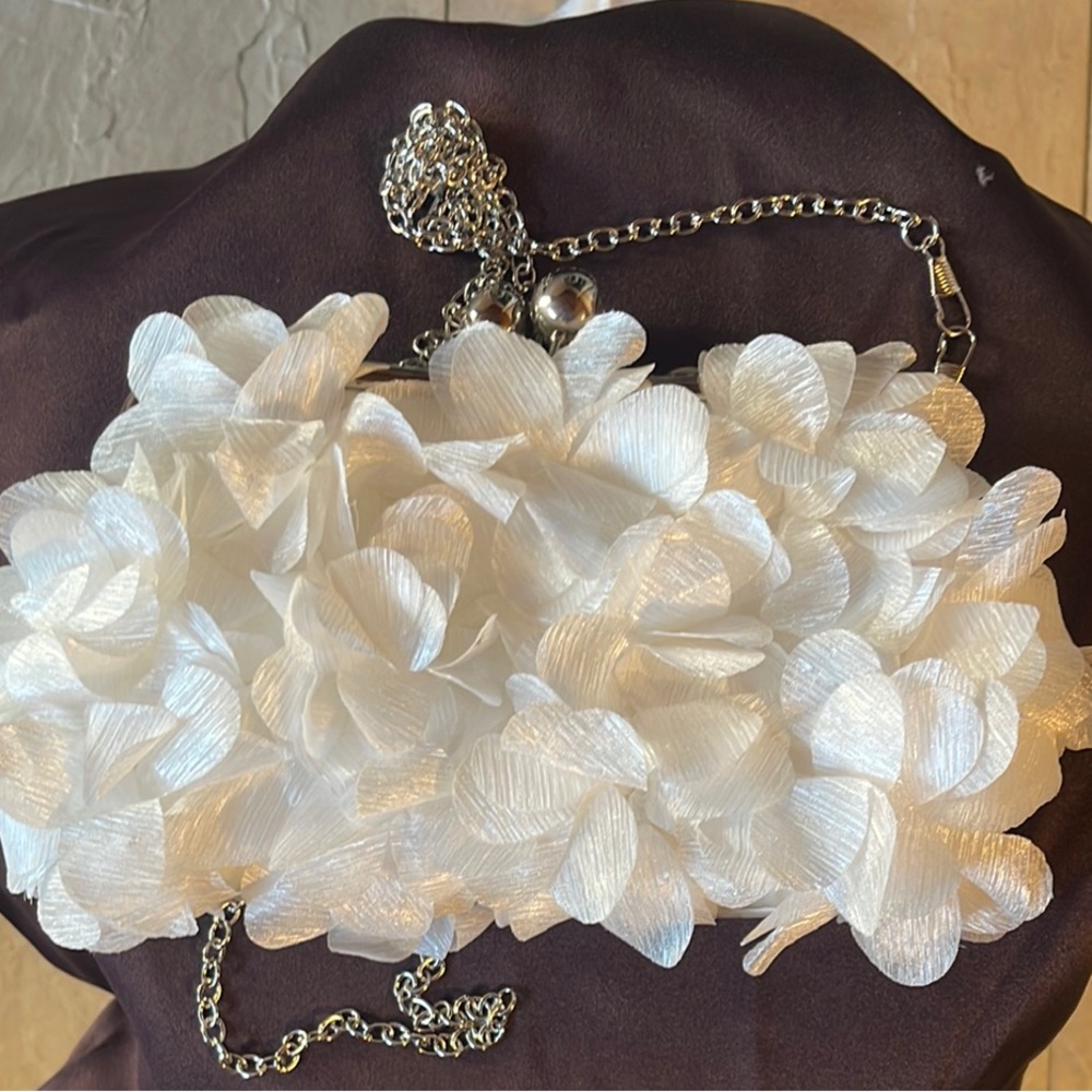 Elegant White Floral Clutch